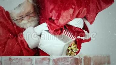 视频构图，积雪覆盖圣诞老人，把礼物扔进烟囱